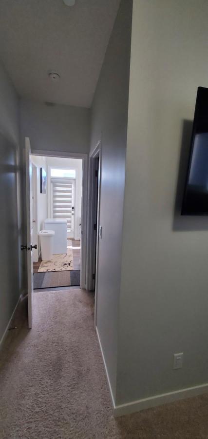 Delightful 1-Bedroom Private Suite In A New Home Calgary Luaran gambar