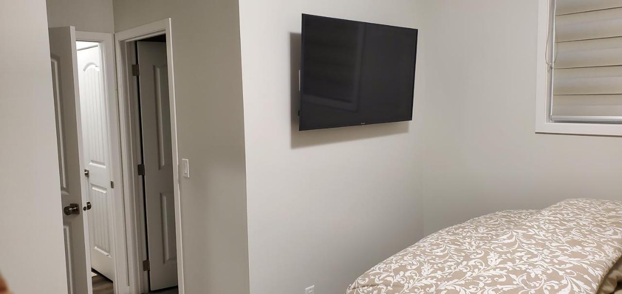 Delightful 1-Bedroom Private Suite In A New Home Calgary Luaran gambar