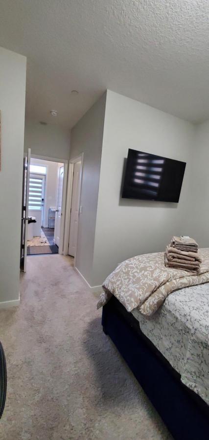 Delightful 1-Bedroom Private Suite In A New Home Calgary Luaran gambar